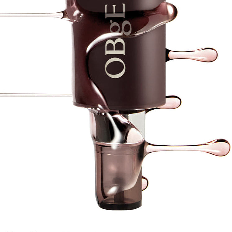 OBGE Moisture Lip Essence 10ml de la marque OBGE, flacon sur fond clair, goutte brillante et contexte visuel maquillage