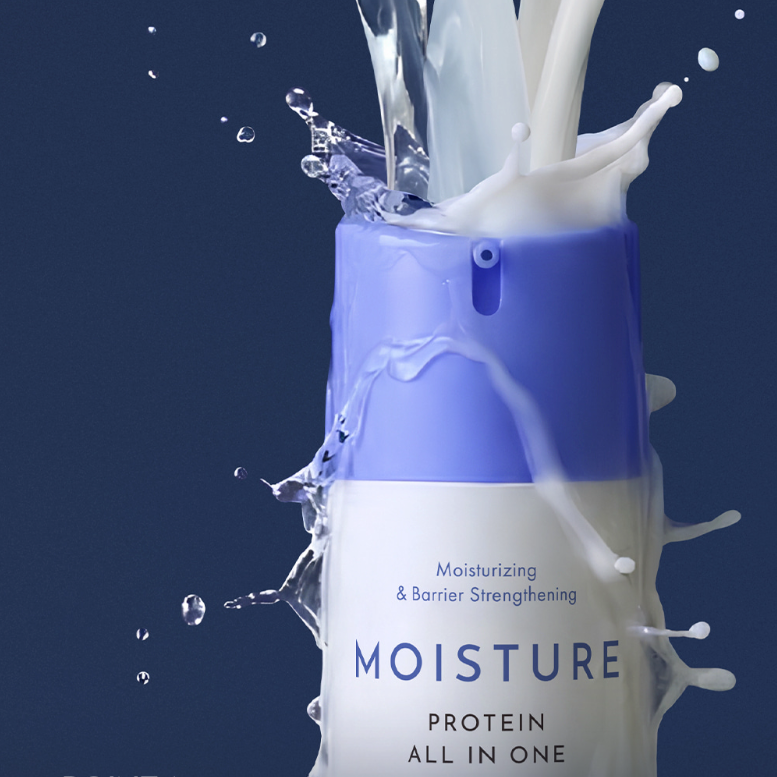 OBGE Moisture Protein All-in-One 150ml, flacon OBGE sous éclaboussures d’eau, contexte bleu, visuel produit.