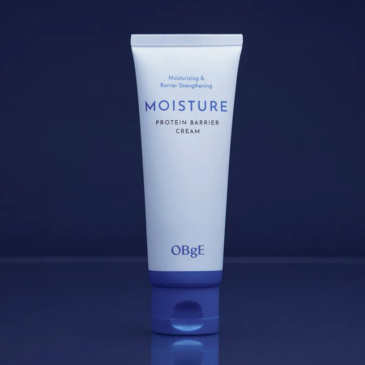 OBGE Moisture Protein Barrier Cream 150ml de OBGE, tube crème sur fond bleu, photo produit en gros plan.