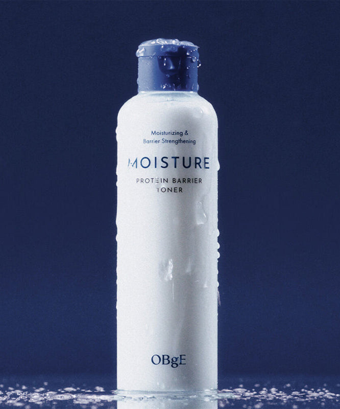 OBGE Moisture Protein Barrier Toner 200ml, bouteille blanche OBGE sur fond bleu, contexte skincare beauté