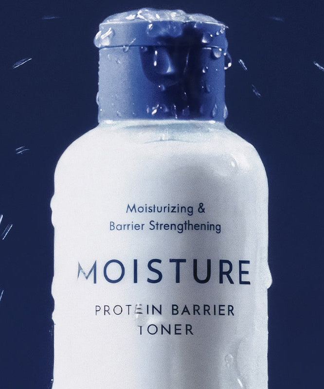 OBGE Moisture Protein Barrier Toner 200ml, flacon sur fond bleu avec gouttes, visuel produit beauté.