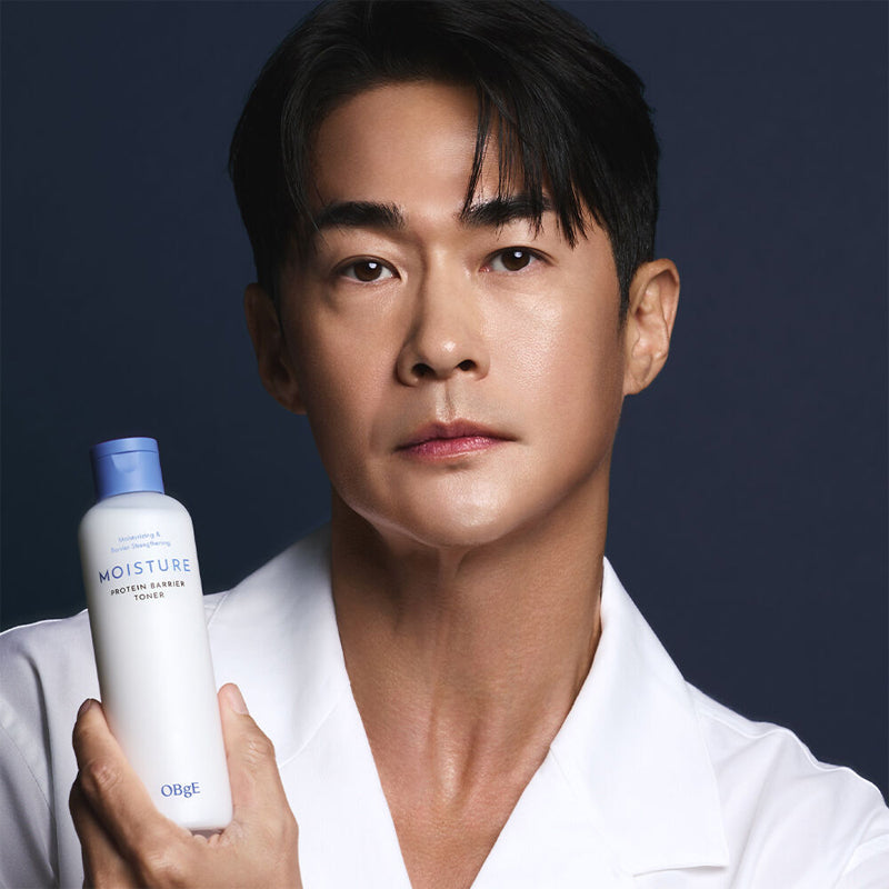 Photo du OBGE Moisture Protein Barrier Toner 200ml, marque OBGE, sur fond bleu, présenté par un homme.