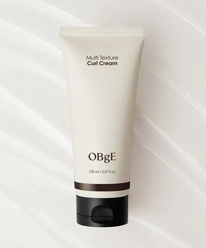 OBGE Multi-texture curl cream 150ml de la marque OBGE, crème coiffante en tube sur fond clair minimaliste