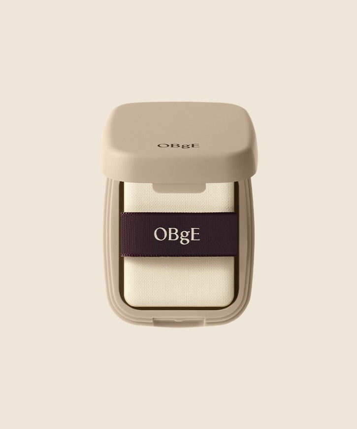 OBGE Oil Control Finisher de la marque OBGE, packaging crème sur fond beige, flacon carré minimaliste.