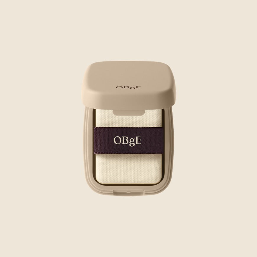 OBGE Oil Control Finisher de la marque OBGE, packaging crème sur fond beige, flacon carré minimaliste.