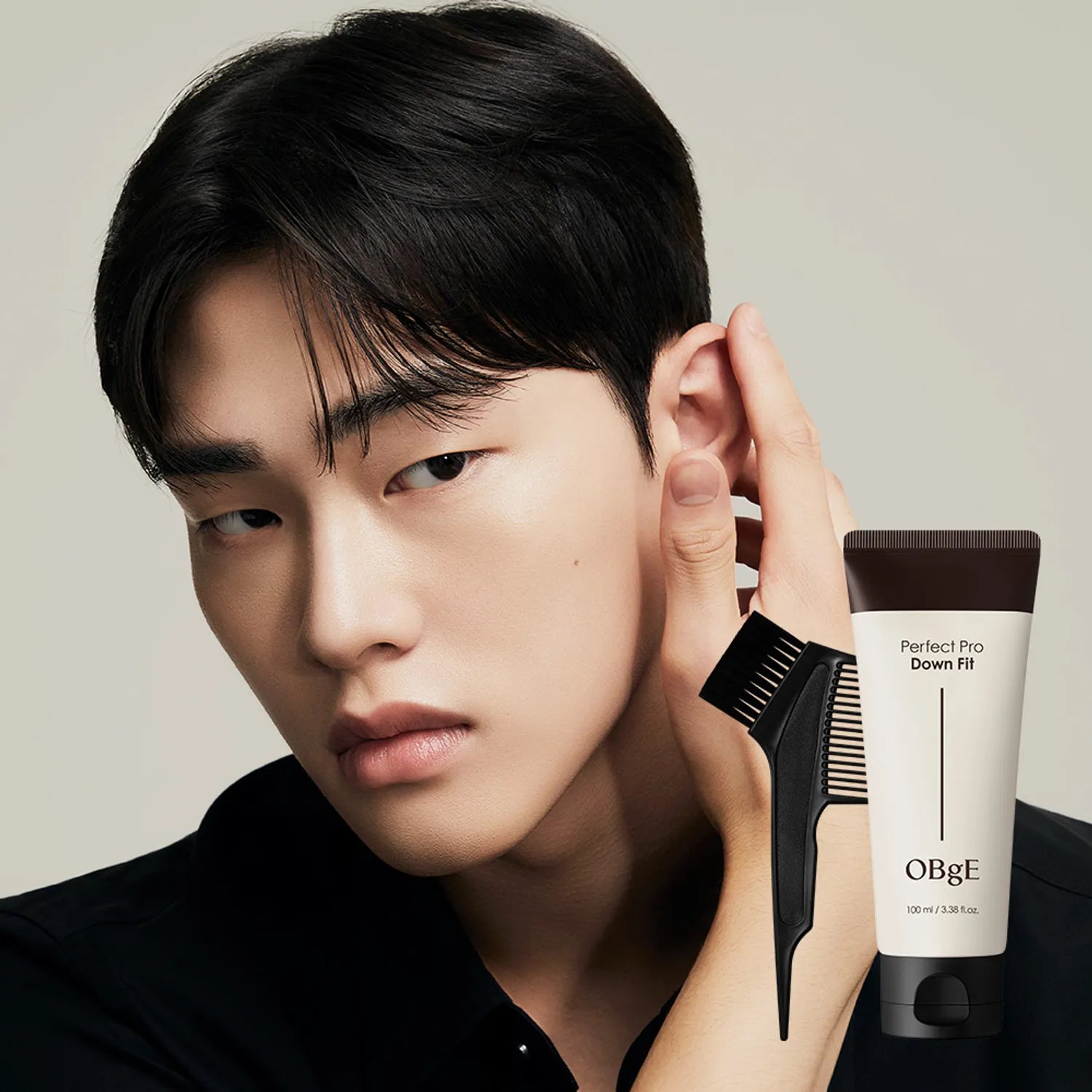 OBGE Perfect Pro Down Fit 100ml, tube cosmétique de la marque OBGE avec homme se coiffant en fond clair