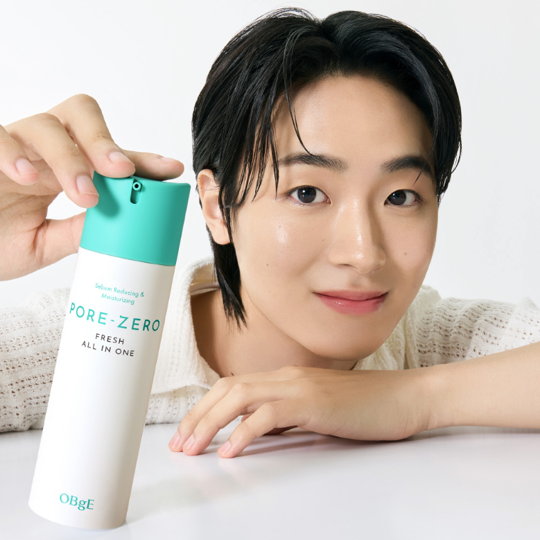 Portrait avec la crème OBGE Pore Zero Fresh All-in-One : bouteille verte et visage en gros plan, fond clair