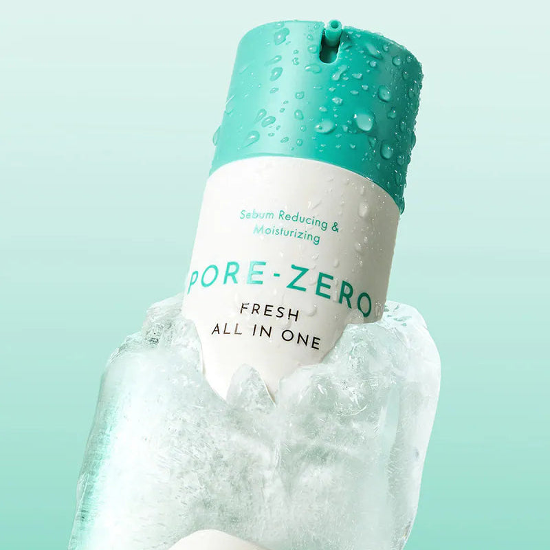 Décris l'image en français : OBGE Pore Zero Fresh All-in-One, bouteille turquoise sur fond aqua, gouttes et gel frais.