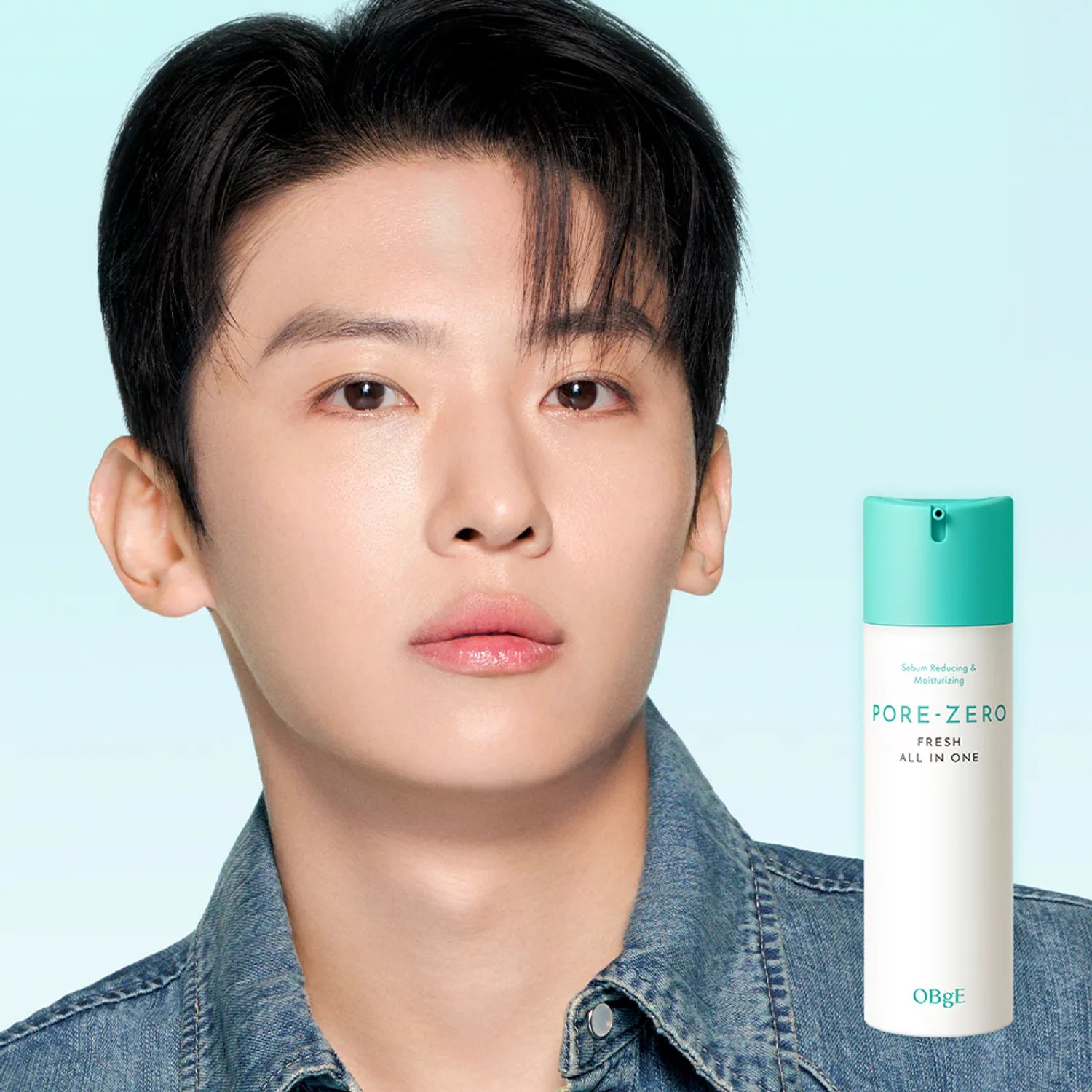 Décris l’image en français : OBGE Pore Zero Fresh All-in-One, produit sur fond bleu, modèle visage, marque OBGE, sérum pore.