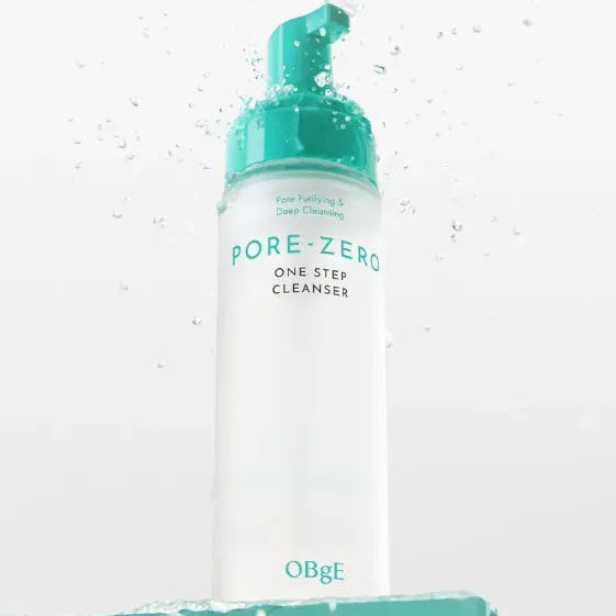 OBGE Pore Zero One-Step Cleanser 200ml, flacon vert/blanc en contexte salle de bain, éclaboussures d’eau, marque OBGE.