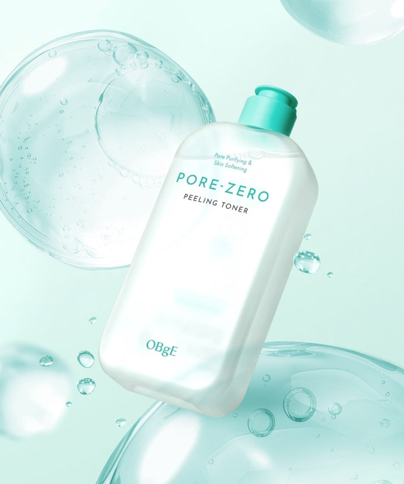 Décris l’image: OBGE Pore Zero Peeling Toner 310ml de la marque OBGE, flacon au milieu de bulles d’eau turquoise.