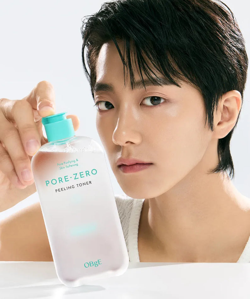 OBGE Pore Zero Peeling Toner 310ml, jeune homme applique le toner sur fond clair, visuel produit OBGE.
