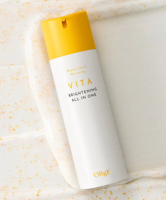 OBGE Vita Brightening All-in-One 150ml de la marque OBGE, flacon sur fond clair avec texture effet éclaboussures.