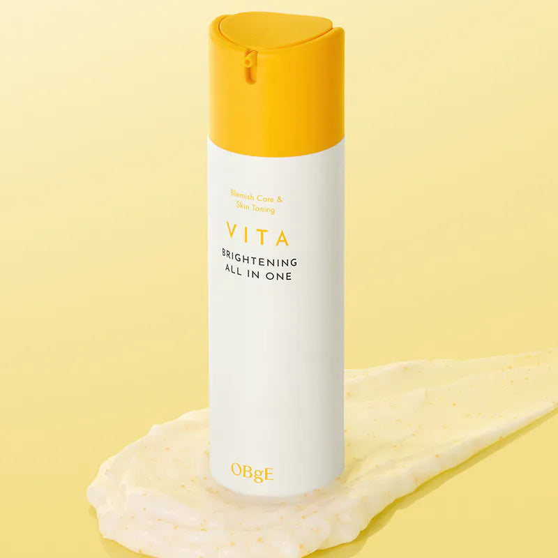 OBGE Vita Brightening All-in-One 150ml, produit de la marque OBGE sur fond jaune crème, mise en scène cosmétique