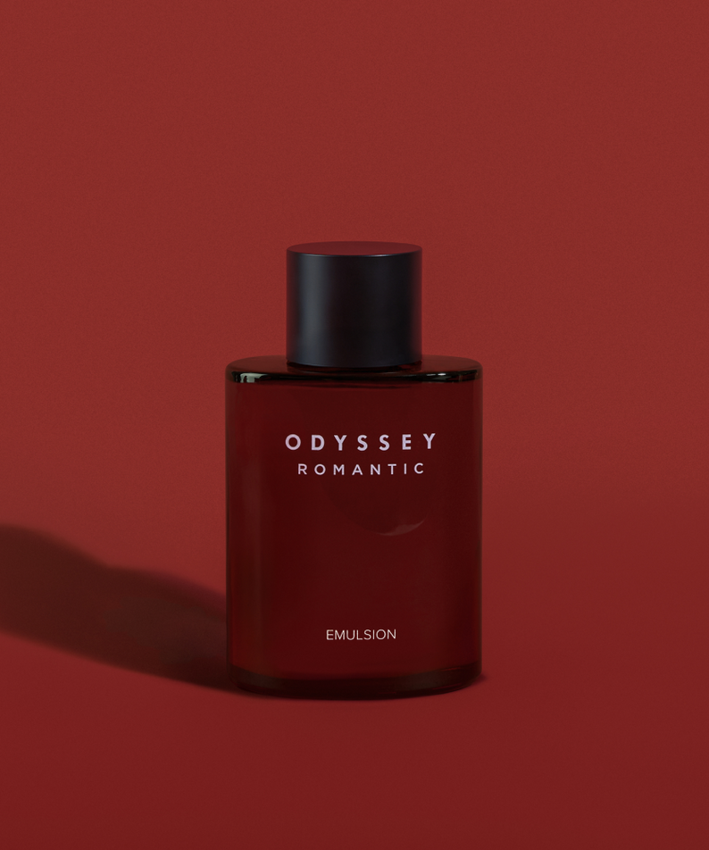 Flacon de 130ml de l'émulsion ODYSSEY Romantic, posé sur un fond rouge élégant, représentant le luxe et l'intimité du produit.