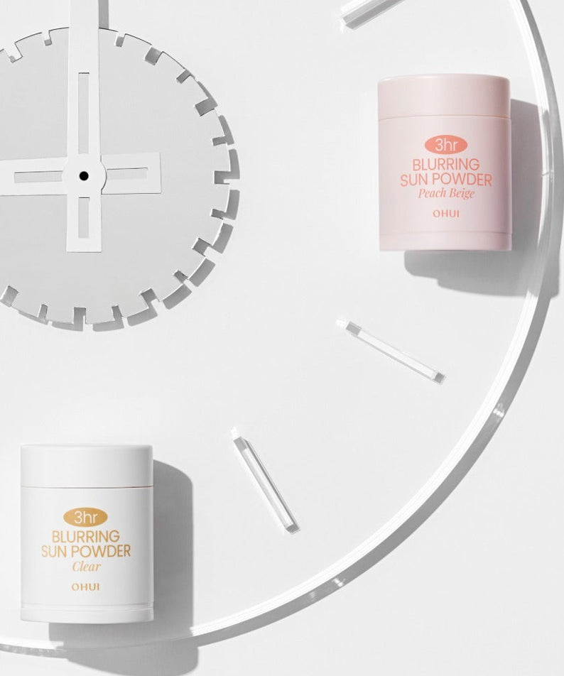 OHUI 3HR Blurring Sun Powder SPF30 PA++ 20g, boîtier rose sur fond clair, contexte photo produit de la marque OHUI.
