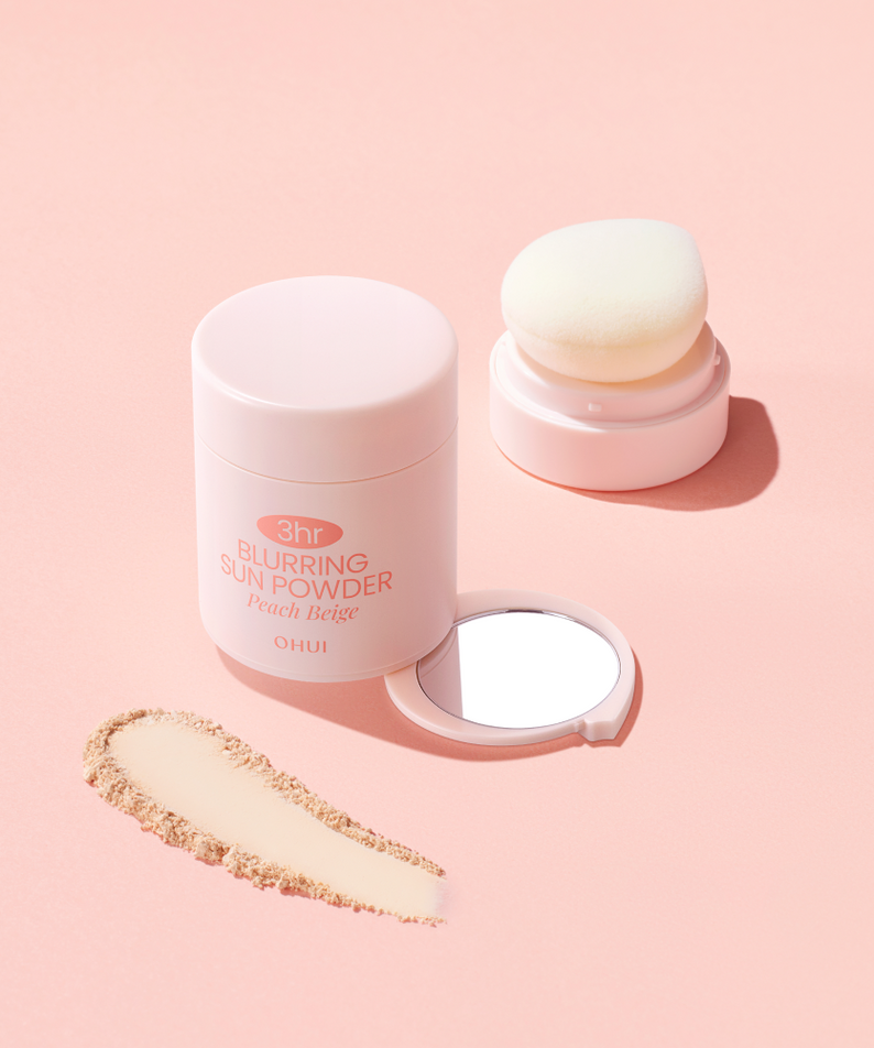 OHUI  3HR Blurring Sun Powder SPF30 PA++ 20g, boîtier et poudre sur fond rose, maquillage effet floutant