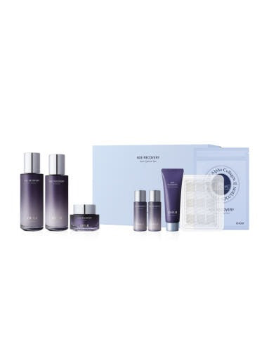 OHUI Age Recovery Basic Set 3-piece plan, coffret cosmétique OHUI sur fond clair, flacons et crème violets.
