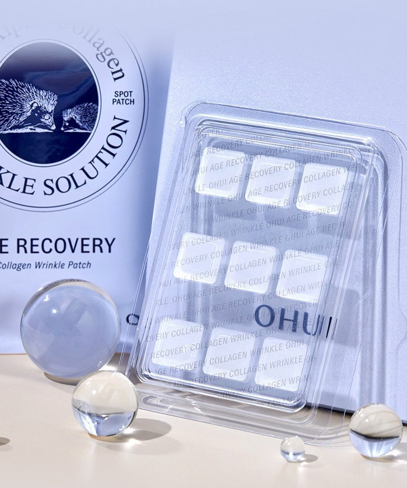 OHUI Age Recovery Collagen Wrinkle Patch 9 sheets : patch anti-rides dans son emballage, sur fond bleu ciel