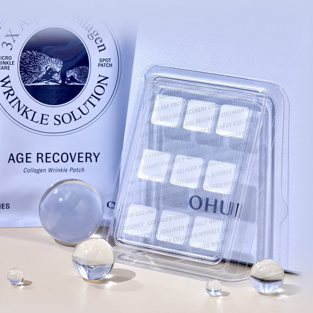 OHUI Age Recovery Collagen Wrinkle Patch 9 sheets : patch anti-rides dans son emballage, sur fond bleu ciel