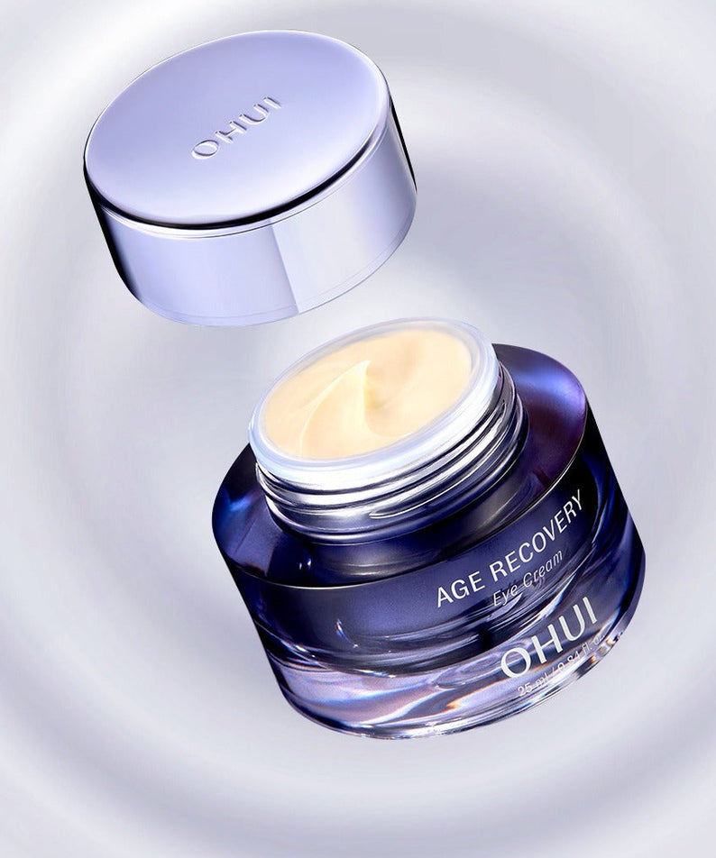 OHUI Age Recovery Eye Cream 25 mL, pot bleu et crème jaune sur fond clair, crème contour des yeux anti-âge