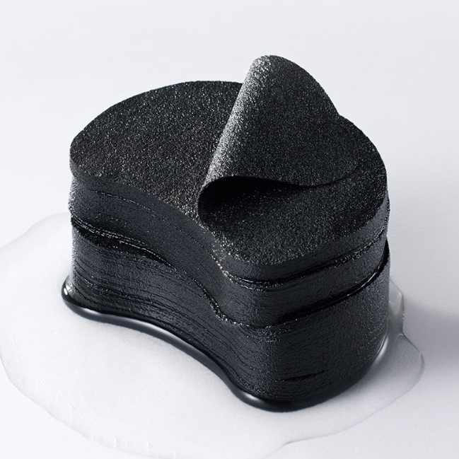 OHUI Extreme White Dark Spot Brightening Black Pad 150ml, coussin noir d'éclairage anti-taches, produit OHUI sur fond clair.