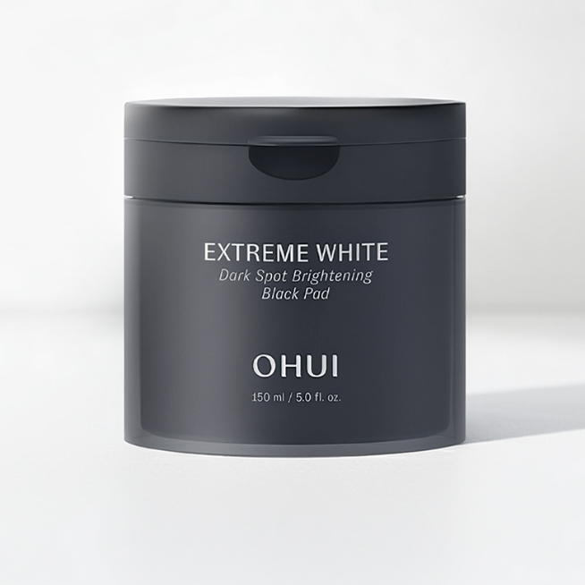 OHUI Extreme White Dark Spot Brightening Black Pad 150ml, pot noir marqué “EXTREME WHITE”, visuel produit sur fond clair.