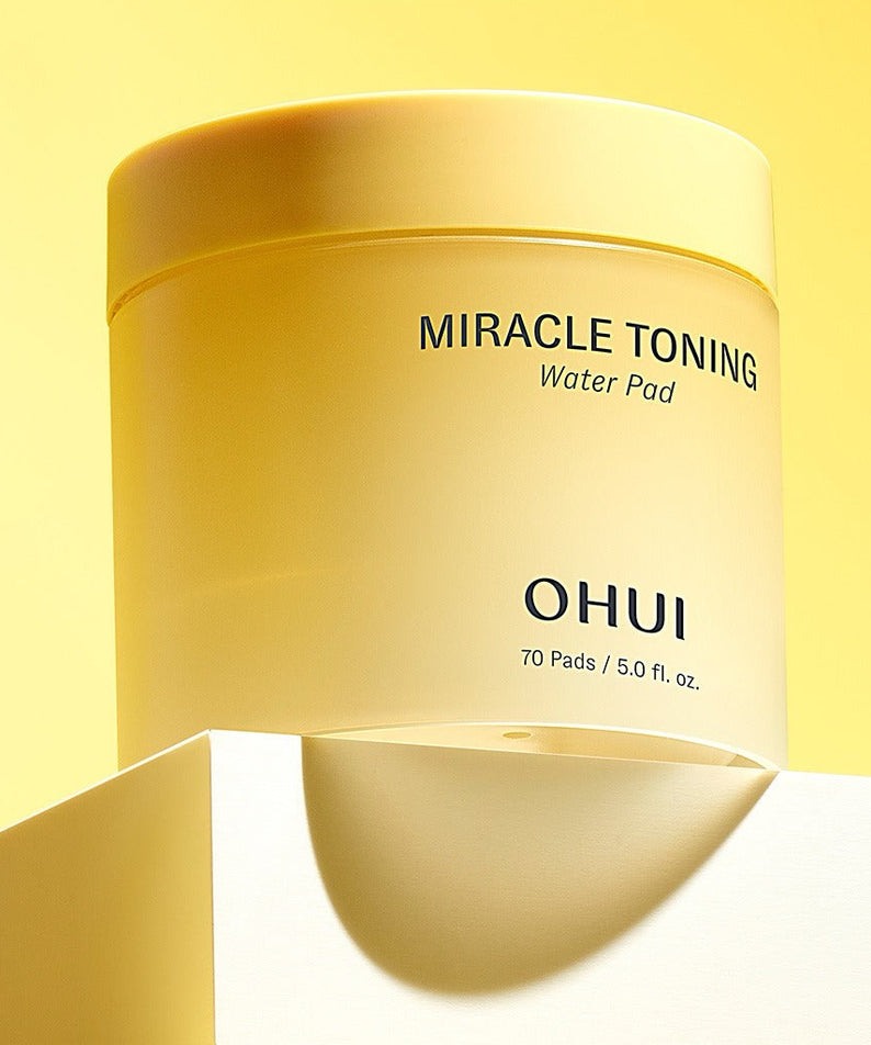 OHUI Miracle Toning Water Pads 70 sheets, marque OHUI sur pack jaune, contexte beauté/soin du visage