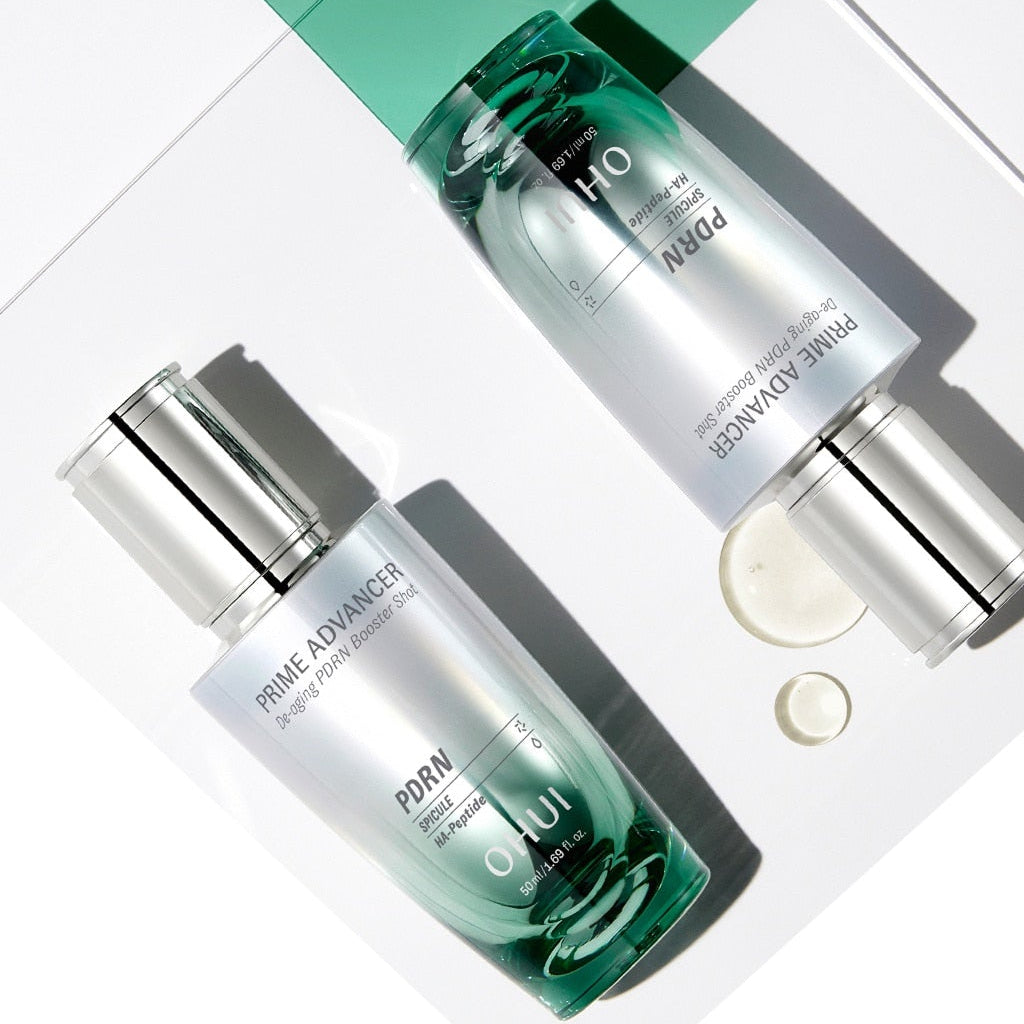 OHUI  Prime Advancer De-Aging PDRN Booster Shot 50ml, flacon vert sur fond blanc avec éclats lumineux, contexte beauté