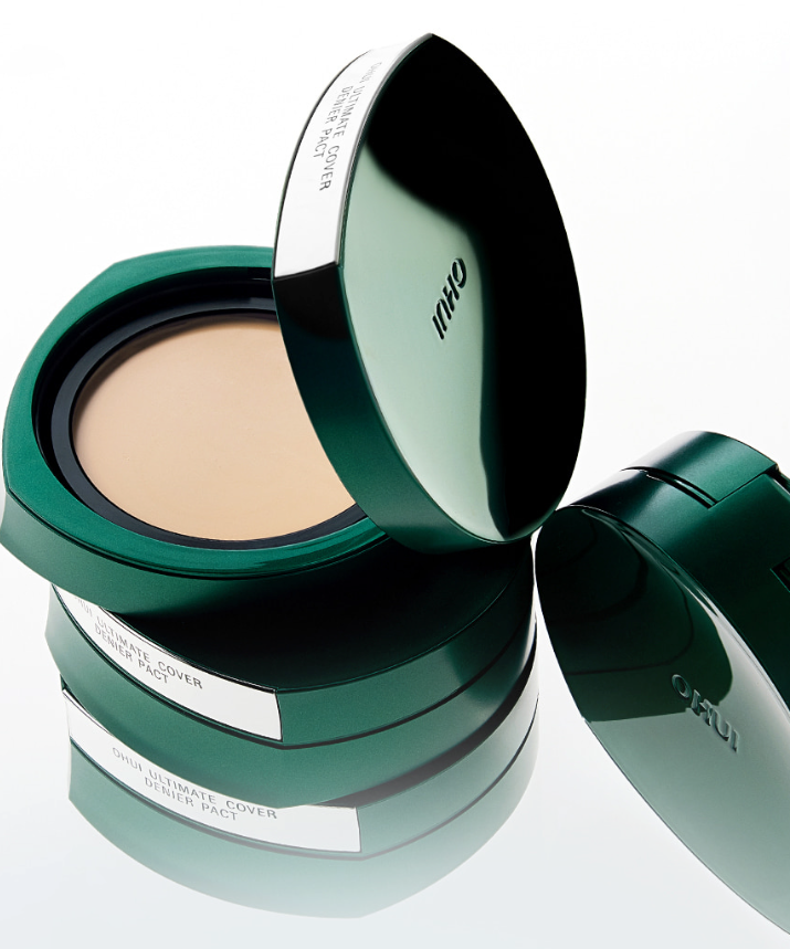 OHUI  Ultimate Cover Denier Pact SPF 50 +PA+++(Refill) 15g en boîtier vert, ouvert sur fond blanc (poudre/compact).