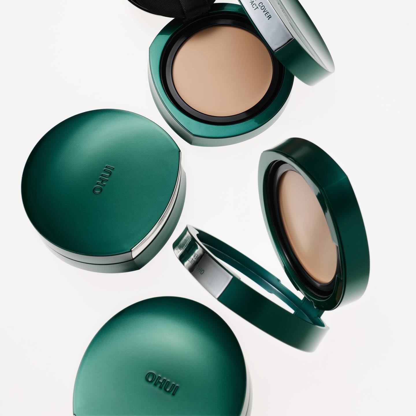 OHUI  Ultimate Cover Denier Pact SPF 50 +PA+++(Refill) 15g, boîtier vert ouvert sur fond blanc, maquillage teint