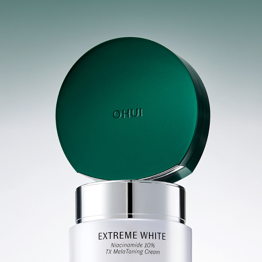 OHUI  Ultimate Cover Denier Pact SPF 50 +PA+++(Refill) 15g, boîtier vert OHUI sur fond clair, produit maquillage visage