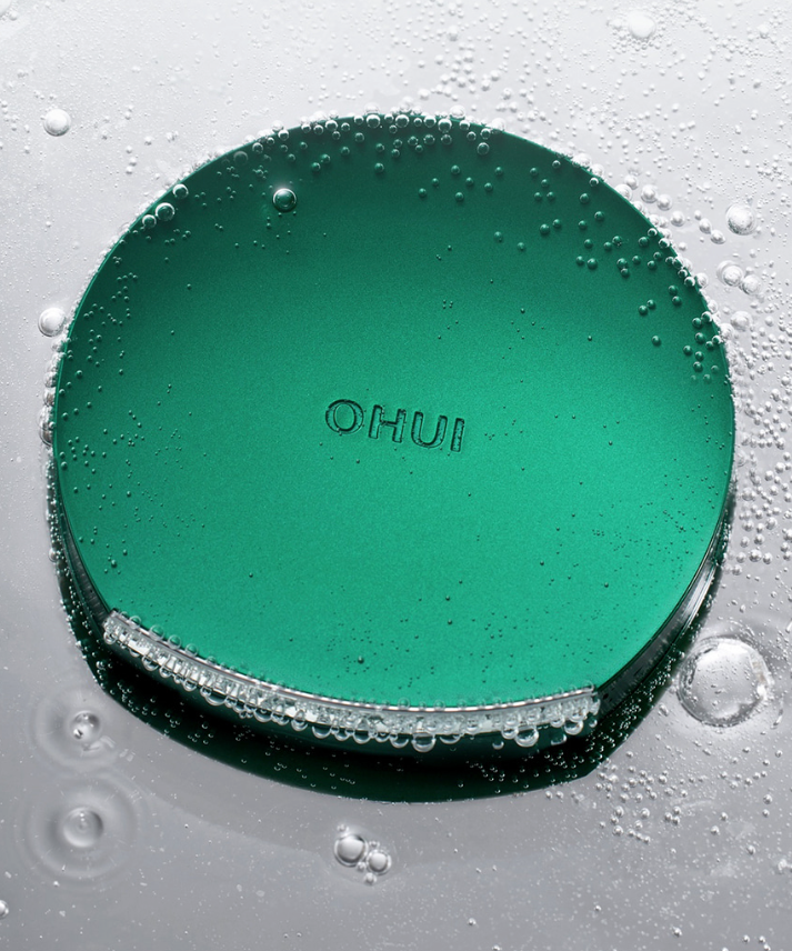 OHUI  Ultimate Cover Denier Pact SPF 50 +PA+++(Refill) 15g, boîtier vert sous gouttes d’eau, marque OHUI.