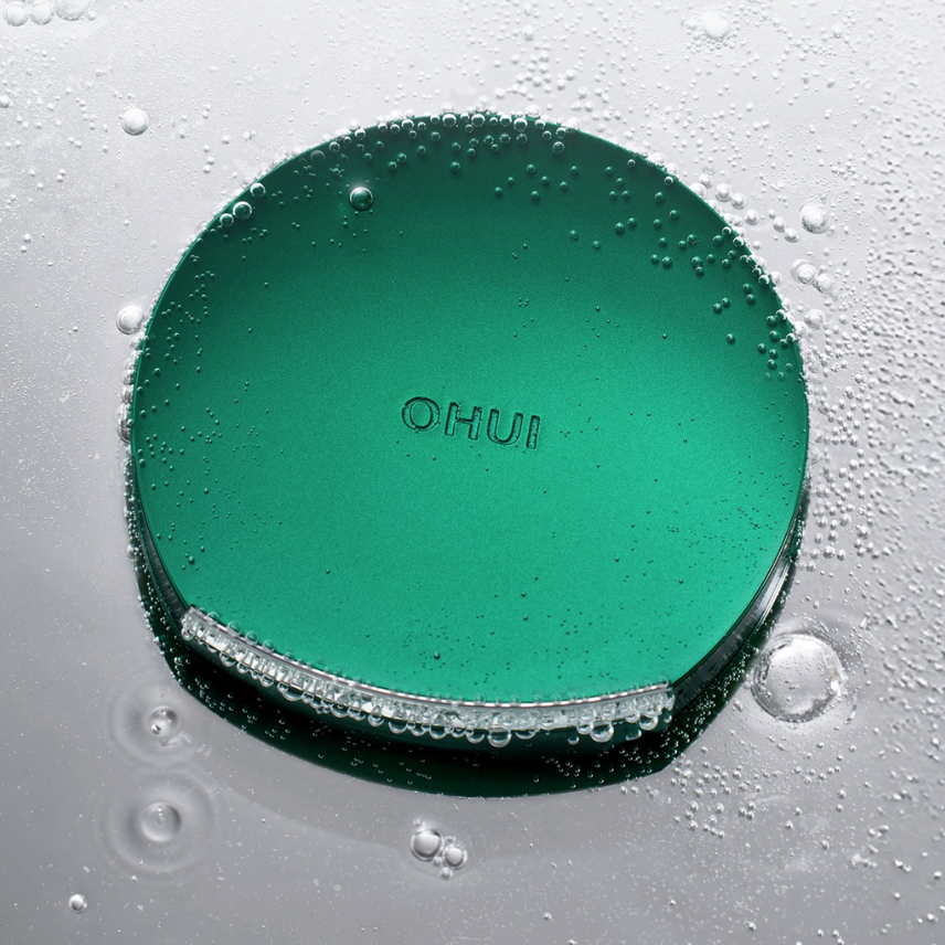 OHUI  Ultimate Cover Denier Pact SPF 50 +PA+++(Refill) 15g, boîtier vert sous gouttes d’eau, marque OHUI.