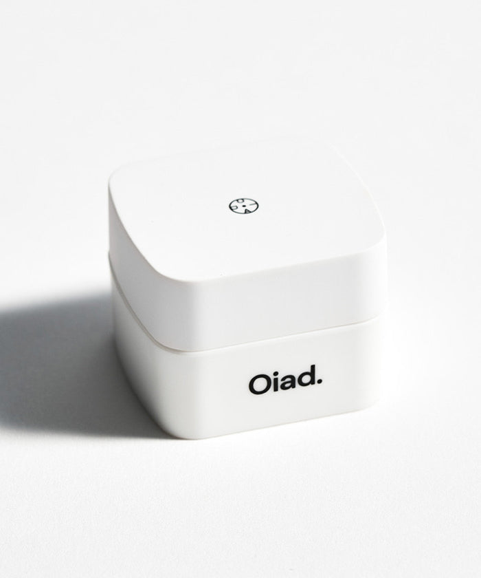OIAD Relief Nourishing Lip Care Balm 4g de la marque OIAD, baume à lèvres sur fond blanc, vue produit.