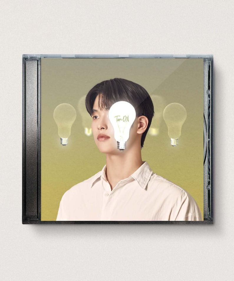 ONLEE - 2nd Album [Turn ON] - Album Kpop : pochette avec portrait de ONLEE devant fond vert, visuel disque