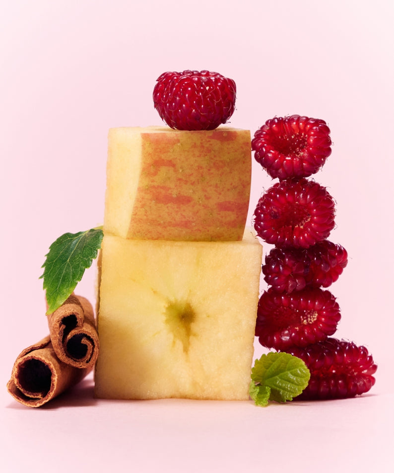 OSULLOC Berry Garden Green Tea 10 P : boîtes et infusion aux framboises, feuilles sur fond rose, ambiance jardin.