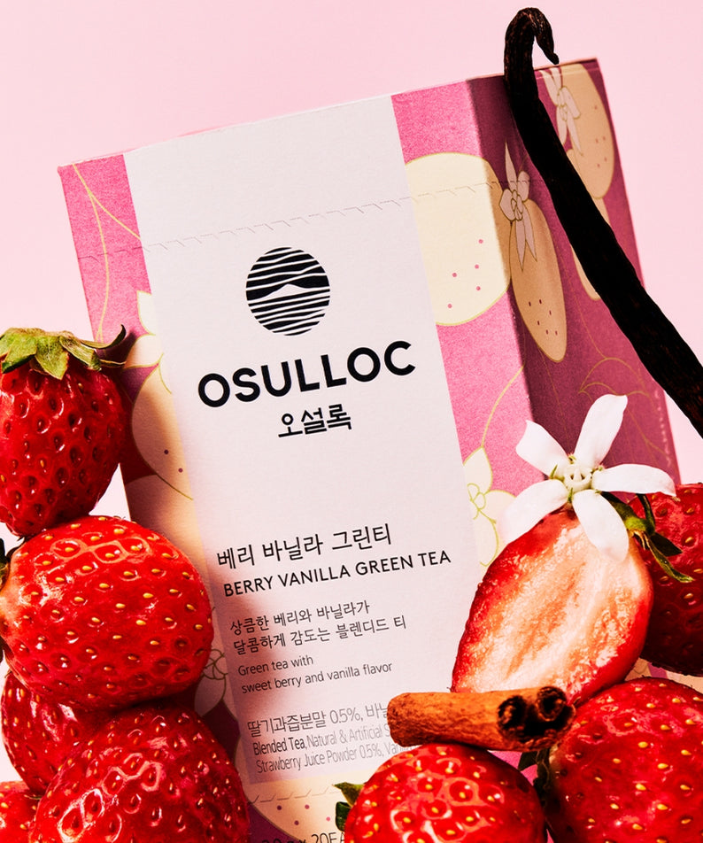 OSULLOC Berry Vanilla Green Tea 20 P de la marque OSULLOC, boîte entourée de fraises et de vanille en visuel rose.