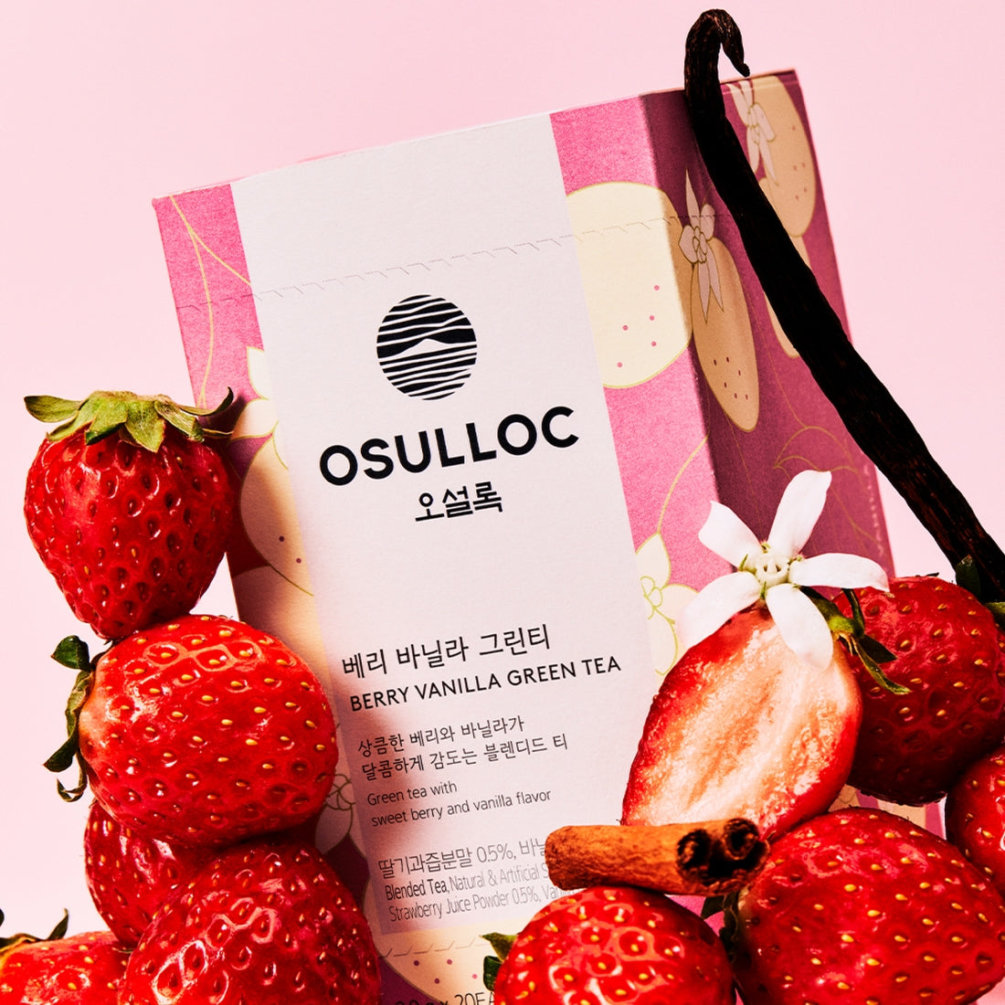 OSULLOC Berry Vanilla Green Tea 20 P de la marque OSULLOC, boîte entourée de fraises et de vanille en visuel rose.