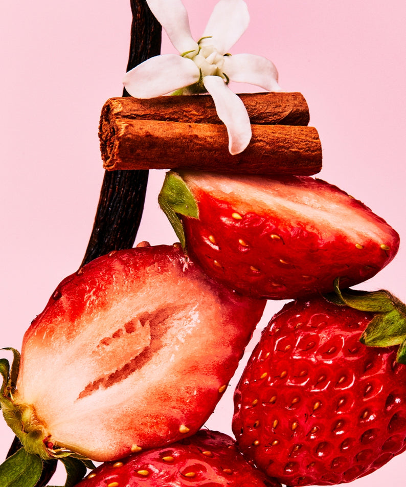 OSULLOC Berry Vanilla Green Tea 20 P, gaufrettes de fraise et vanille sur fond rose, visuel produit de la marque OSULLOC.