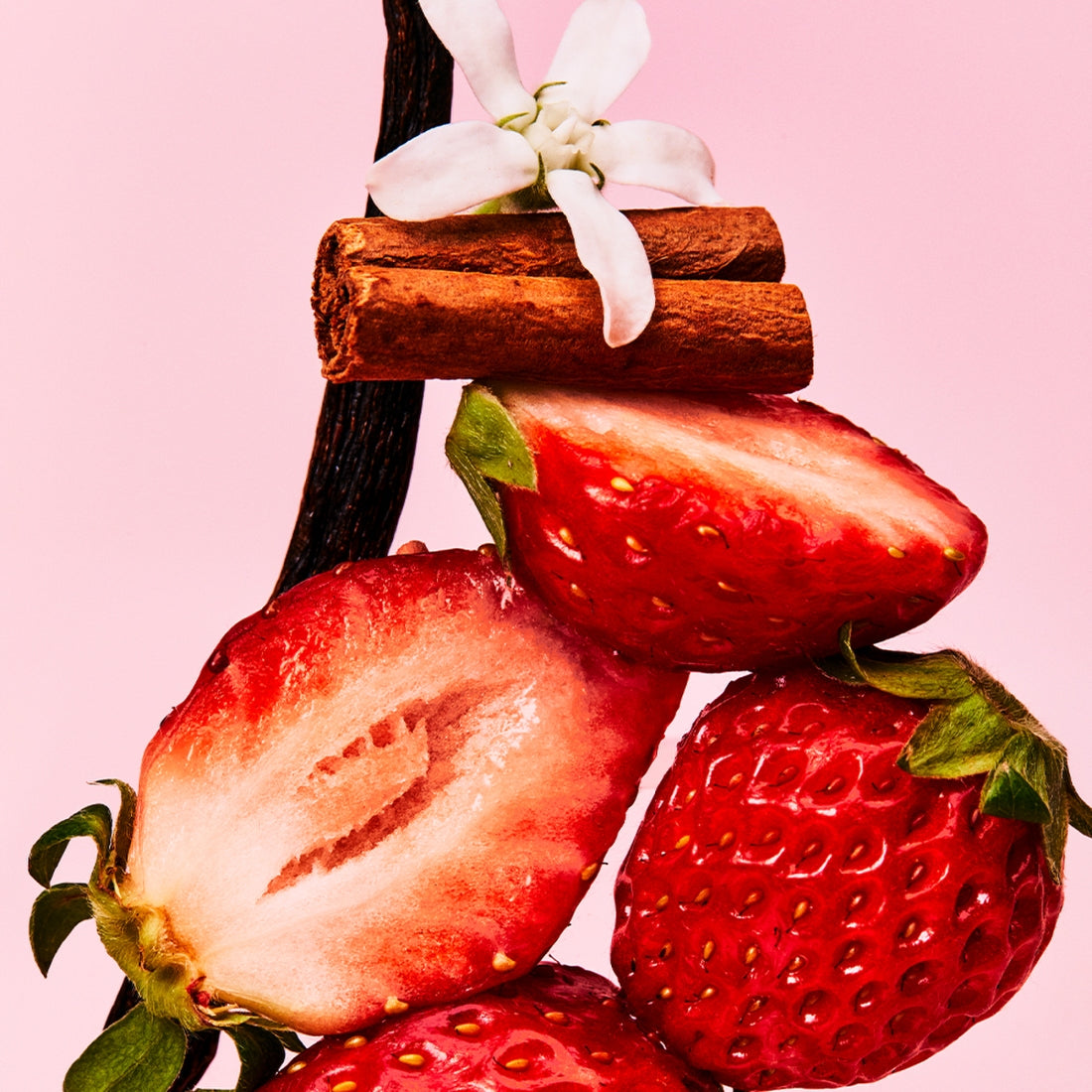OSULLOC Berry Vanilla Green Tea 20 P, gaufrettes de fraise et vanille sur fond rose, visuel produit de la marque OSULLOC.