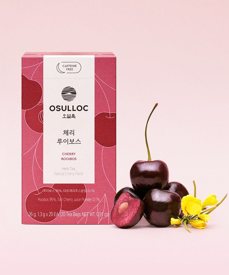OSULLOC [Caffeine-Free] Cherry Rooibos : boîte OSULLOC et cerises sur fond rose, ambiance photo produit.