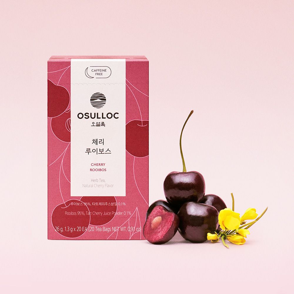 OSULLOC [Caffeine-Free] Cherry Rooibos : boîte OSULLOC et cerises sur fond rose, ambiance photo produit.