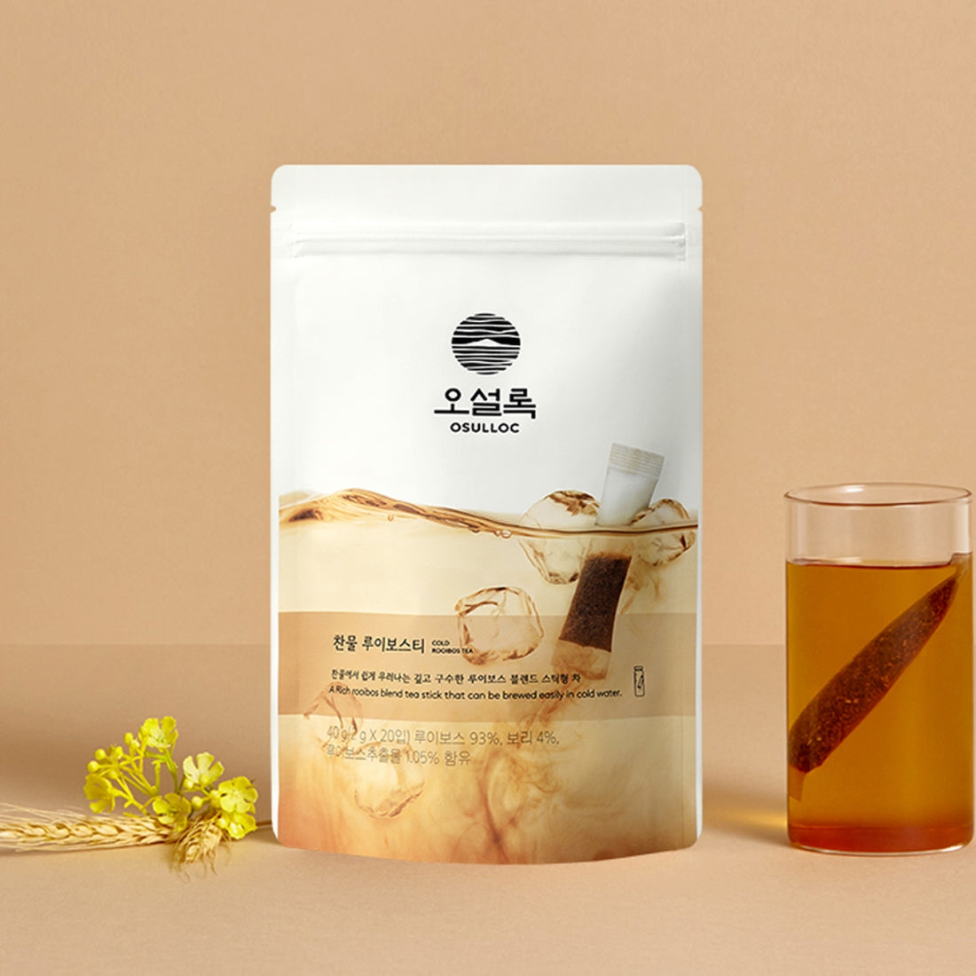 OSULLOC Cold Rooibos Tea 20 P, sachet de rooibos froid sur fond beige avec tasse de thé glacé, marque OSULLOC