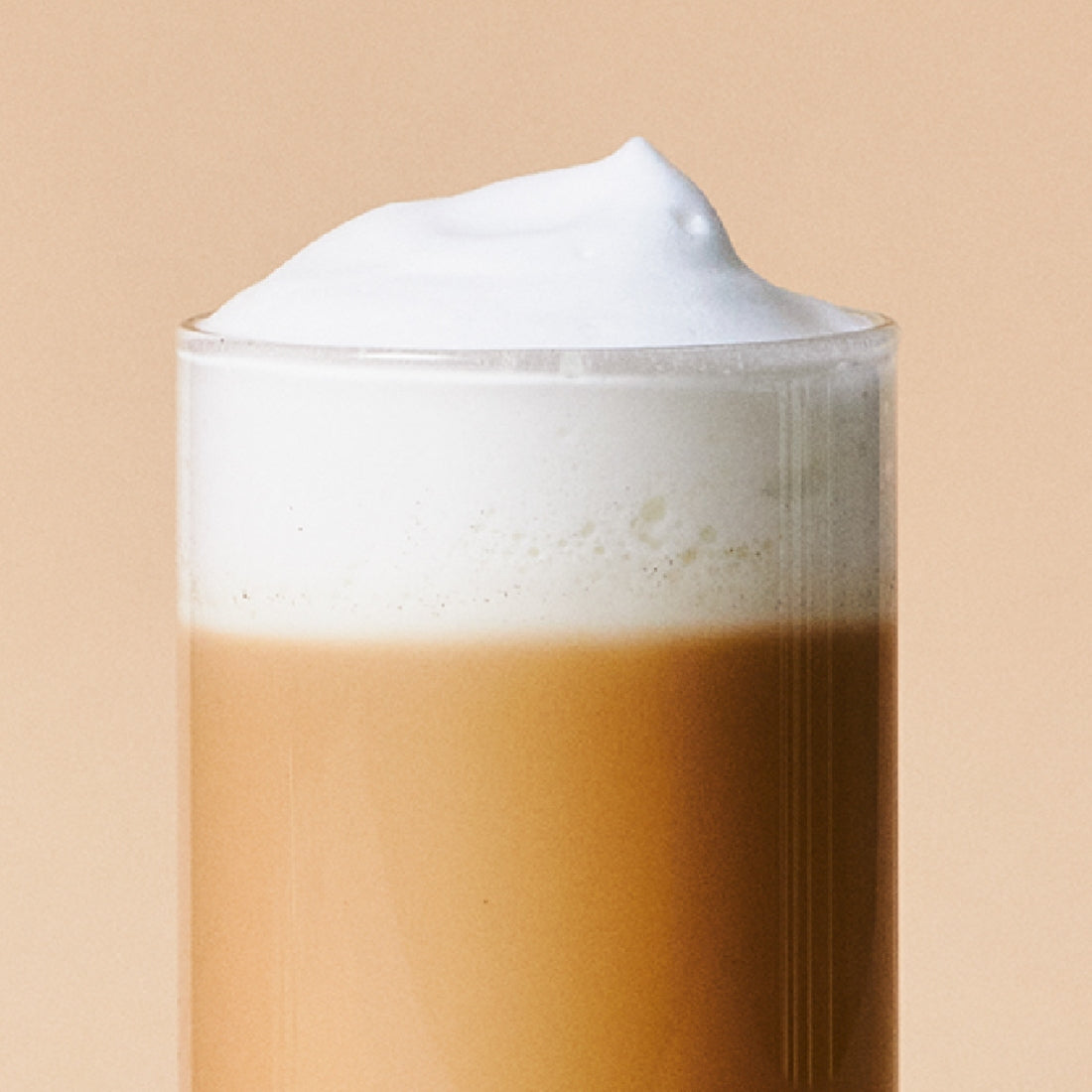 OSULLOC Earl Grey Milk Tea 10 p : boisson au lait et thé noir Earl Grey, mousse blanche sur fond beige, marque OSULLOC