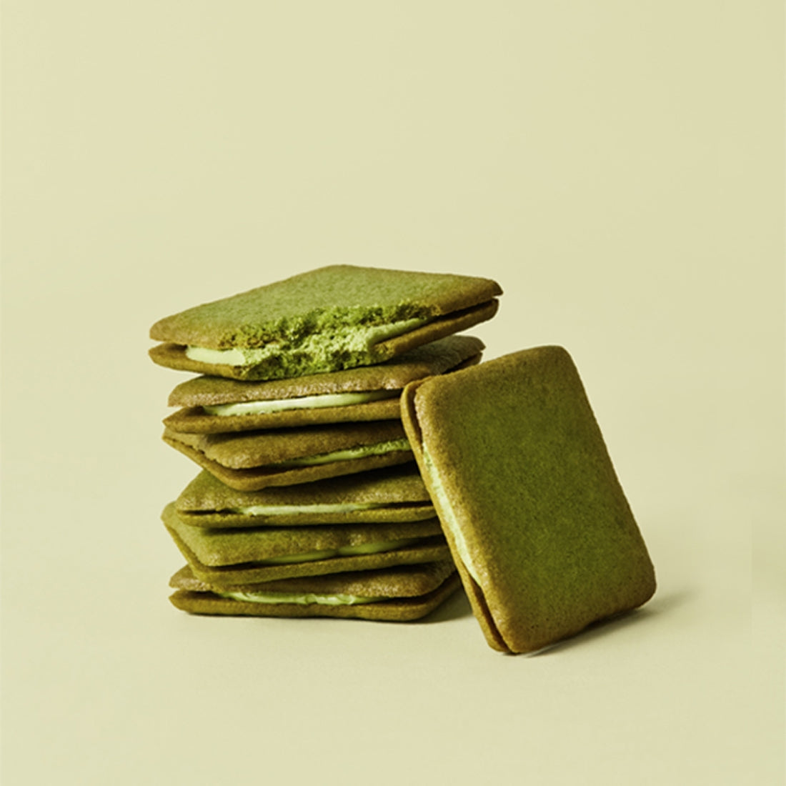 OSULLOC Green Tea Langue de chat 10 p., biscuits au matcha empilés sur fond clair, présentation produit.