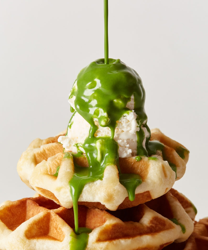 OSULLOC Green Tea Milk Spread 200g, marque OSULLOC, coulis vert sur gaufres en gros plan, contexte pâtisserie