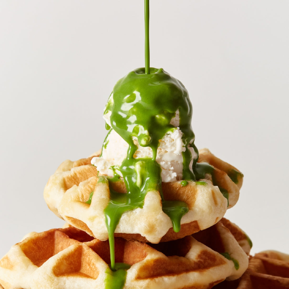 OSULLOC Green Tea Milk Spread 200g, marque OSULLOC, coulis vert sur gaufres en gros plan, contexte pâtisserie
