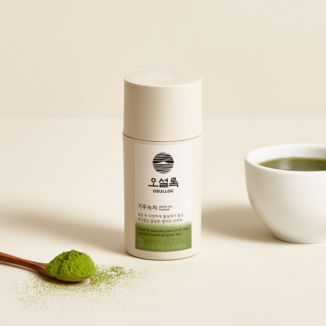 OSULLOC Green Tea Powder 40g, pot de thé vert de la marque OSULLOC avec poudre et tasse, fond clair, photo produit.