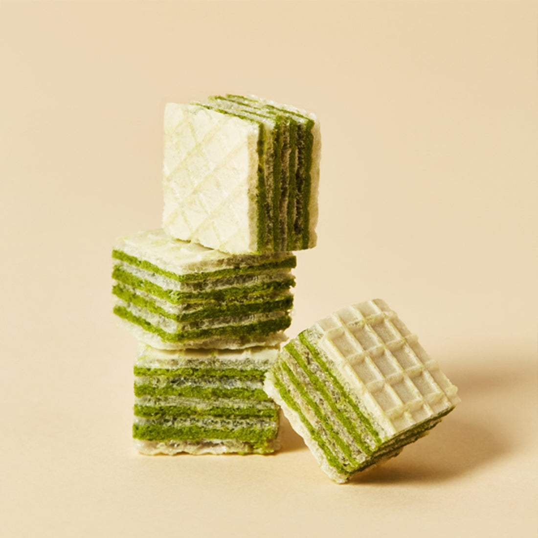Décris l'image en français: OSULLOC Green Tea Wafers 100g, gaufettes au thé vert de la marque OSULLOC, sur fond clair.